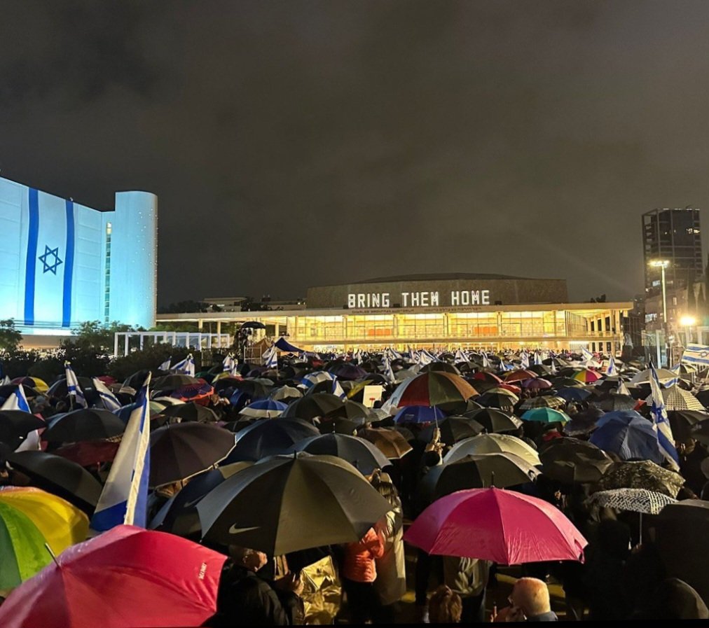 #TelAviv tonight: For the first time this war, thousands of Israelis are protesting for @Netahyahu's ouster and a change in government. NOW.