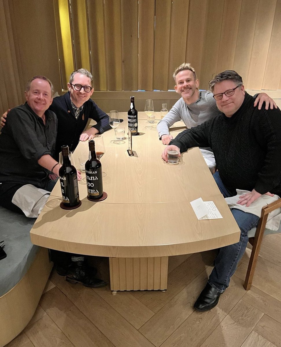 Una persona me ha preguntado por qué estos cuatro solo quedan para comer y, bueno, la respuesta es sencilla. Porque son Hobbits.