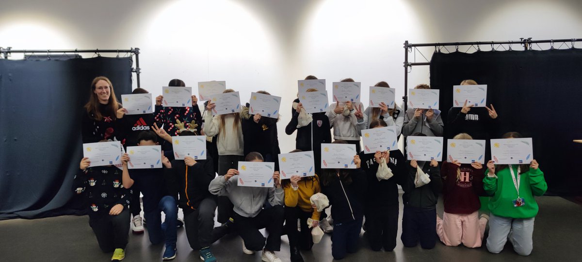 AdjointP10676's tweet photo. Remise des diplômes pour les élèves de 6ème et 5ème participants aux défis "Ma petite Planète". Un moment important pour un établissement labellisé E3D. Félicitations à tous les participants et à l'équipe pédagogique coordinatrice.
#stjeandebournay
#saintjeandebournay https://t.co/HGlhD41fTm