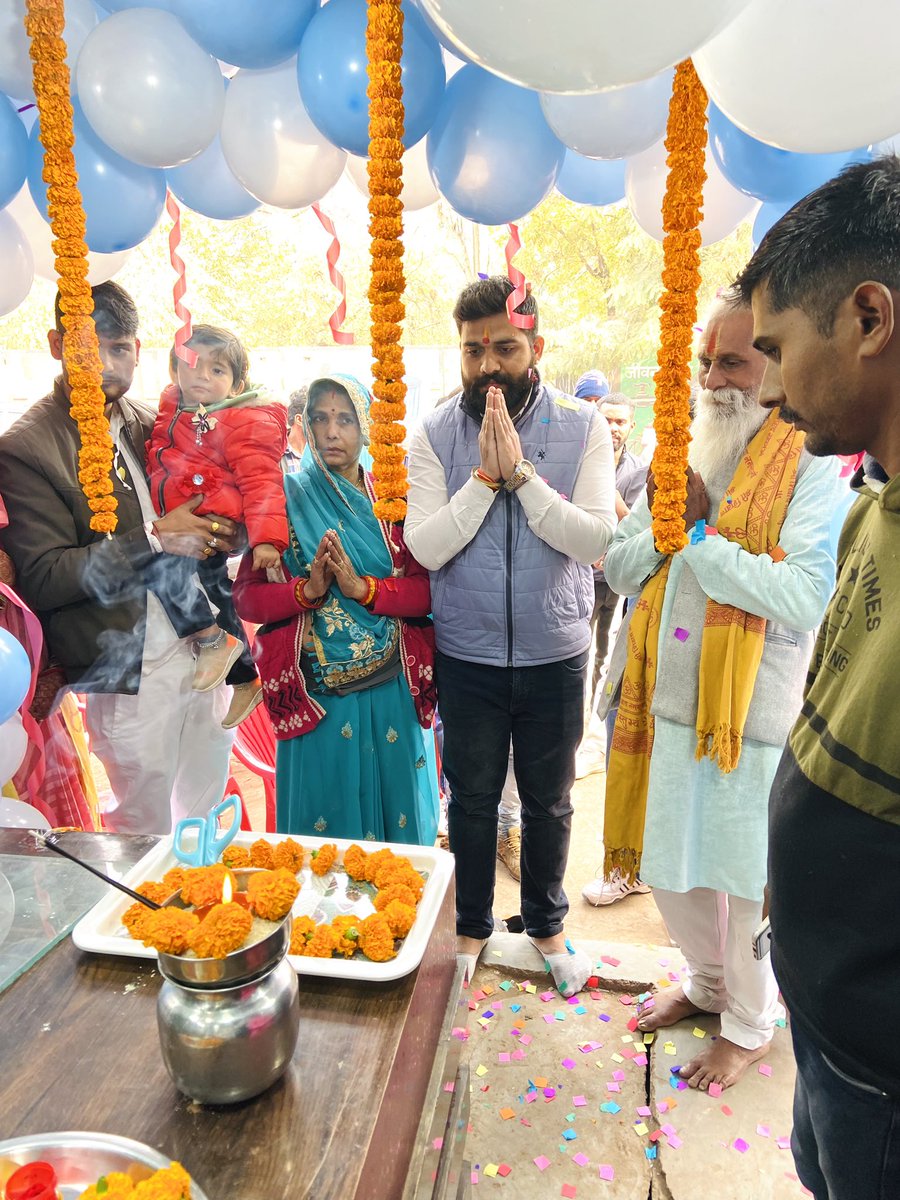 shubhambjpsatna's tweet photo. सतना, स्टेशन रोड पर 
"U.R ट्रेंड्स",नवीन प्रतिष्ठान के शुभारंभ अवसर पर शामिल होकर, संचालक भाई जासु तिवारी जी को शुभकामनाएं दी..
जगत जननी माँ शारदा देवी की कृपा से आपका प्रतिष्ठान उत्तरोतर वृद्धि करें...| https://t.co/8ysd99hFhU