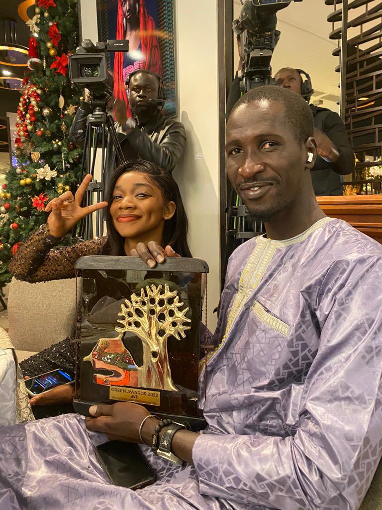 DiengAb21's tweet photo. C’est avec un grand plaisir que nous avons reçu le Prix Éducation Environnementale lors des #GreenAwards organisé par le groupe #Calabasse_consulting. @Jve_Senegal remercie c’est partenaires @NLinSenegal @savechildrenSN @SUCO_org @Boell_Dakar @UEauSenegal @MinistreEnviro1 #kebetu https://t.co/CCbn71JIos