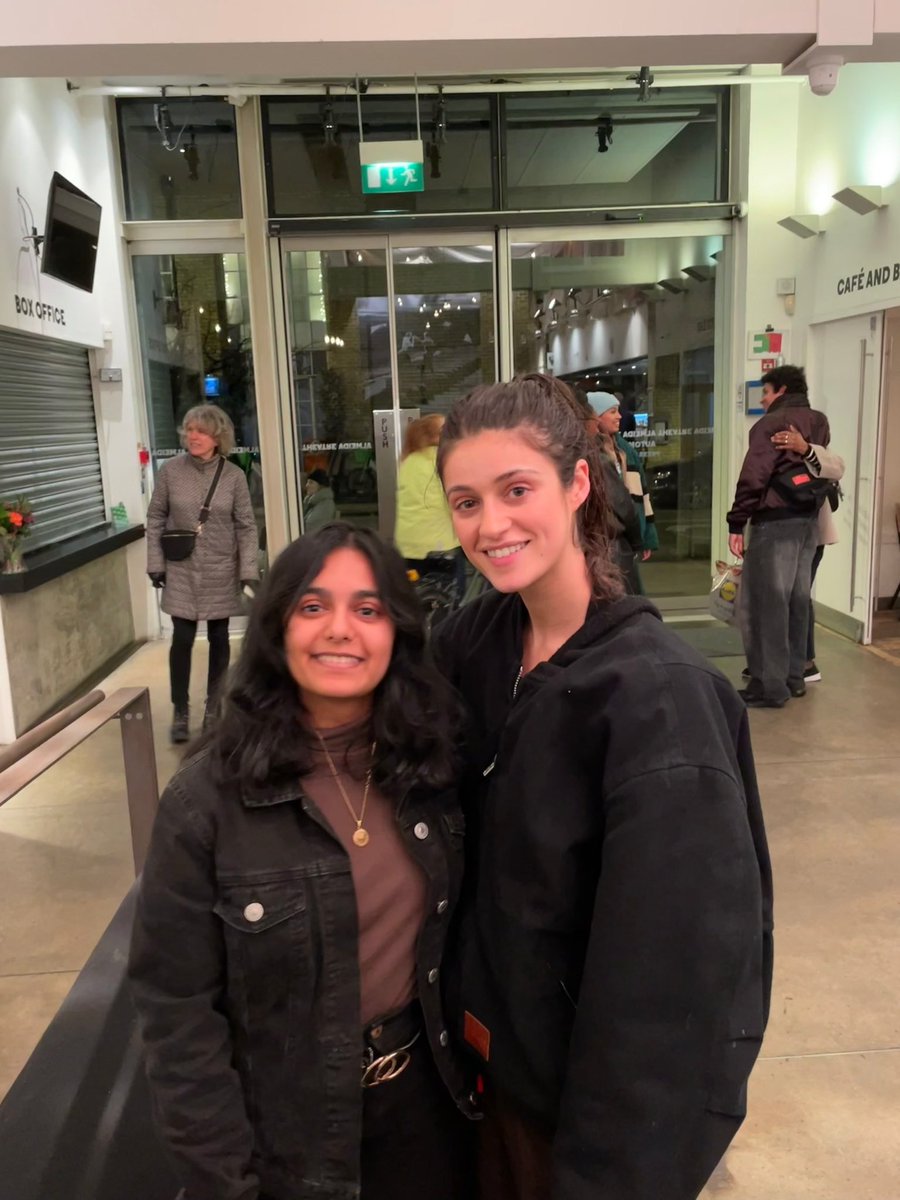 bestofanyac's tweet photo. Anya Chalotra with a fan (@rhaepercy) after last night performance of “Cold War” 💖 https://t.co/AoZRfCWqCI