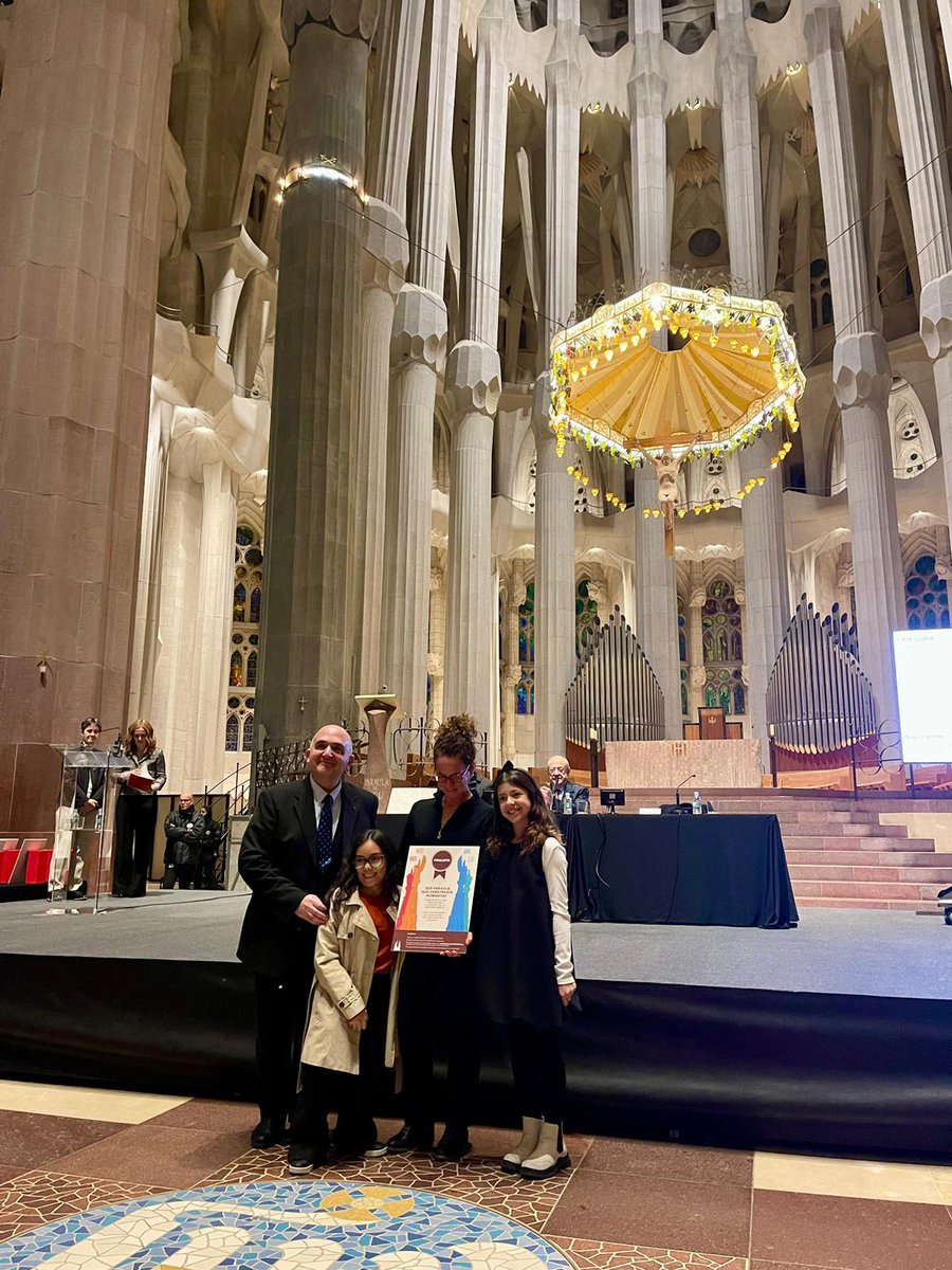 Dimecres passat, familiars i alumnes de 1r ESO van assistir a l'acte d'entrega del segon premi del Concurs de les Torres dels Evangelistes. 

Presenciar el primer enllumenat de la Façana del Naixement va ser el regal de comiat d'aquesta alegre trobada.

Bon Nadal!