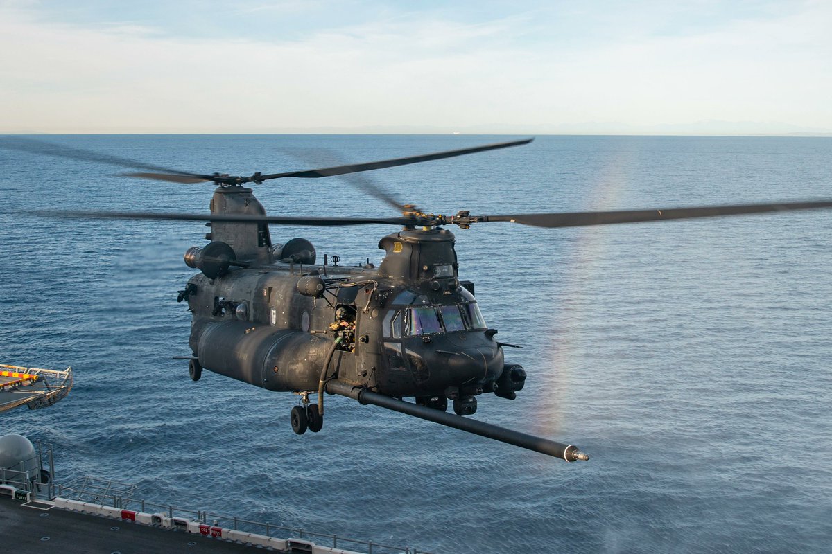 Los siempre impresionates #Boeing MH-47G #Chinook del 4th Battalion, 160th Special Operations Aviation Regiment del #USArmy, durante las pruebas de calificación a bordo del #LHD4 #USSBoxer de la #USNavy dvidshub.net/image/8179904/… #MH47G