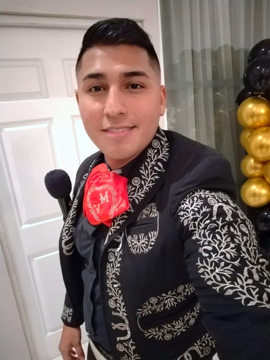 menbodyfanatic's tweet photo. Con el traje de mariachi y en trusita https://t.co/u0YGHBGms3