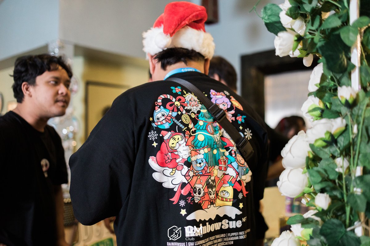 HeyNat's tweet photo. Thanks to @RainbowSueNFT for this amazing tee for #CryptmasParty.
@MGINGA11 is the artist behind this artwork.
Amazing as always. https://t.co/QrHAU0nIC8