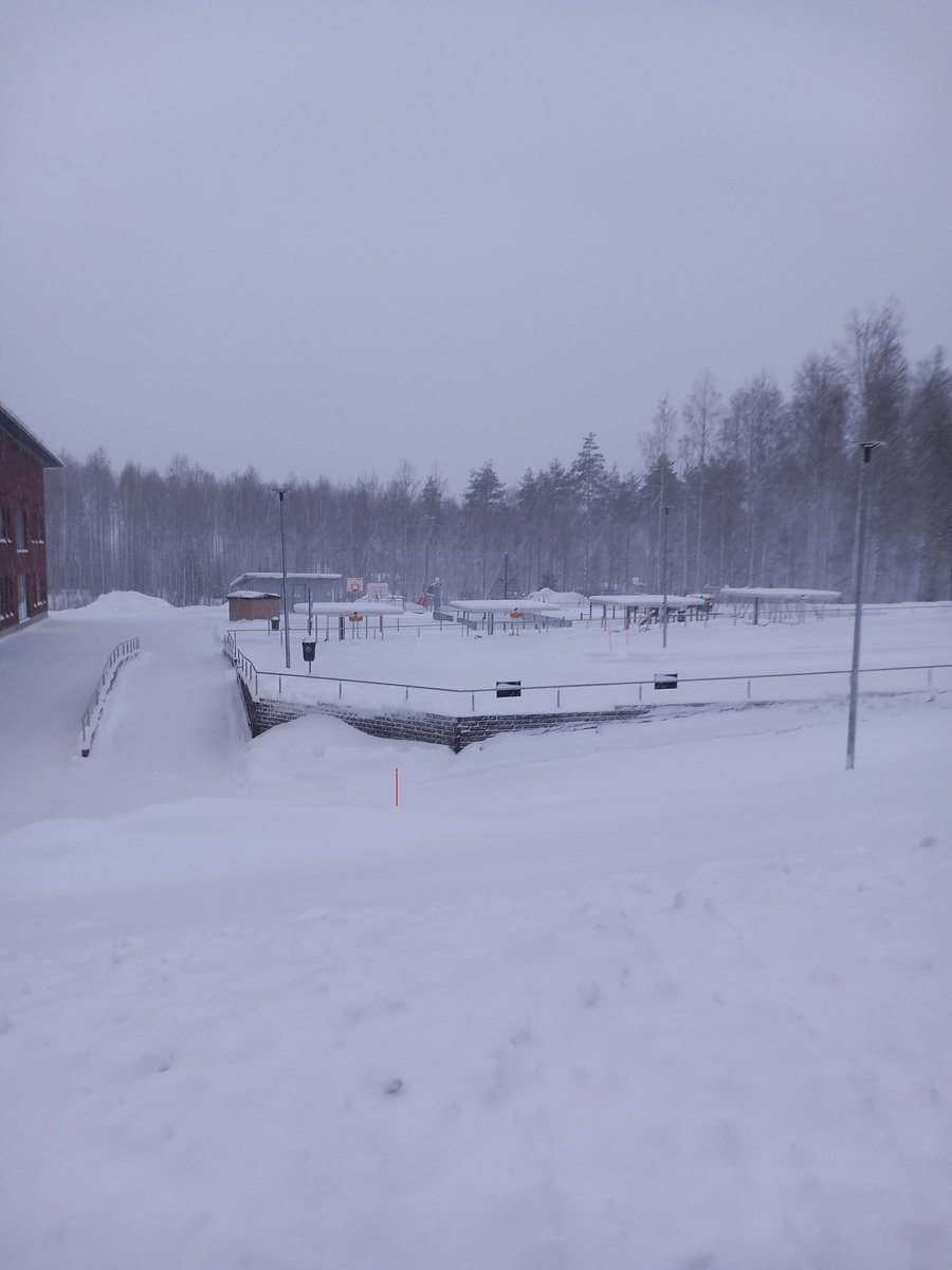 JuhaTenhonen's tweet photo. Eka huili #toffolandia'n #sivistyskeskus #Ahjo'n luona. TÀÀl on kyl hulppee sivistyskeskus đđȘ https://t.co/AXE5nVkWtg