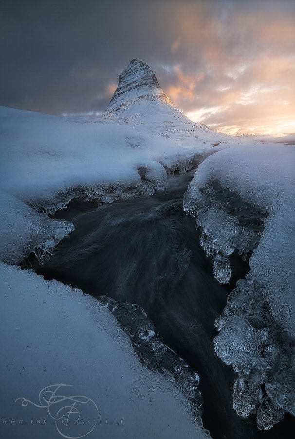 Cold Light This place does not need further introduction. The most popular spot of Iceland here was captured during a frigid cold morning. Jan 2018 #landscapephotography