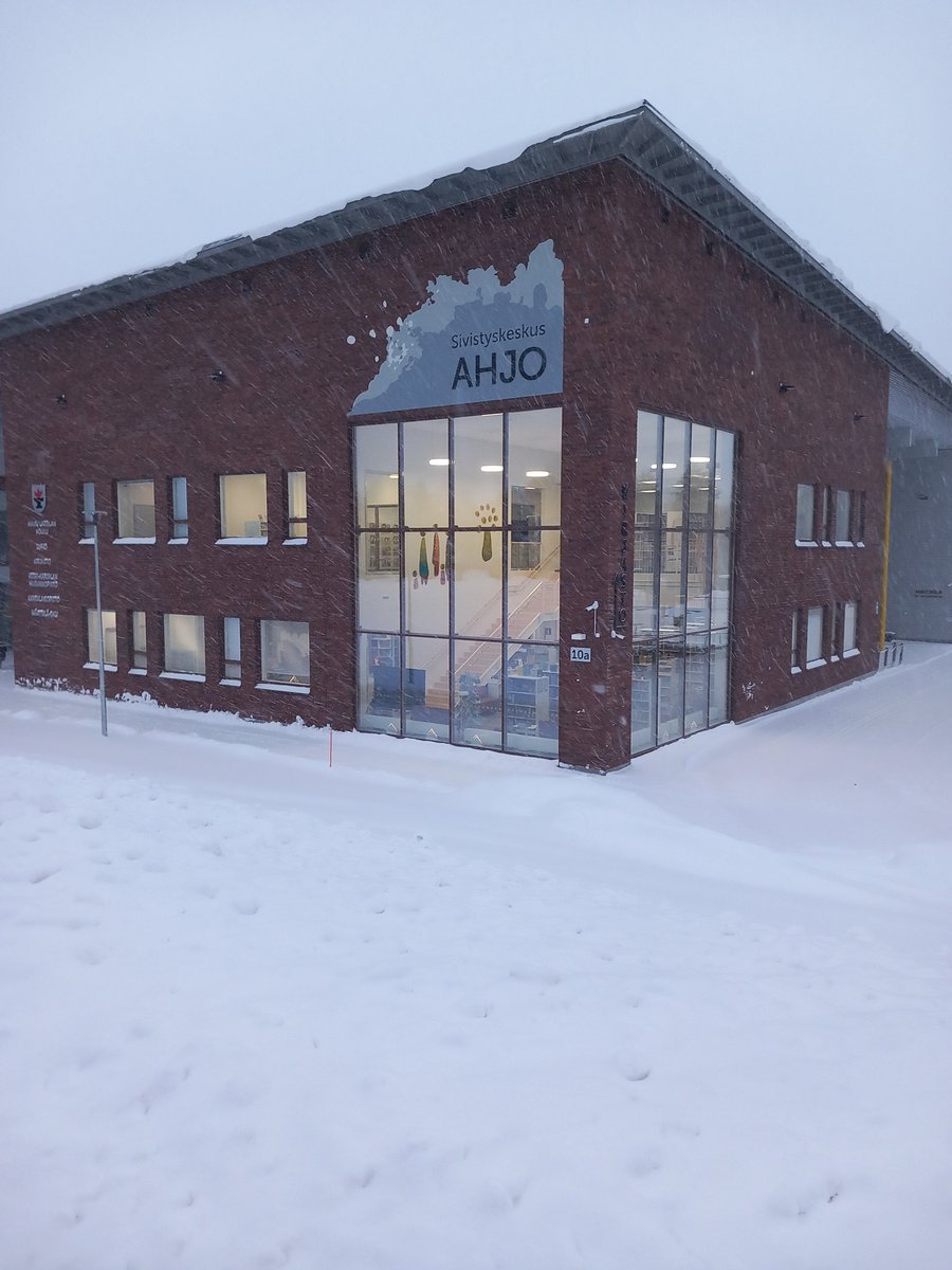 JuhaTenhonen's tweet photo. Eka huili #toffolandia'n #sivistyskeskus #Ahjo'n luona. TÀÀl on kyl hulppee sivistyskeskus đđȘ https://t.co/AXE5nVkWtg