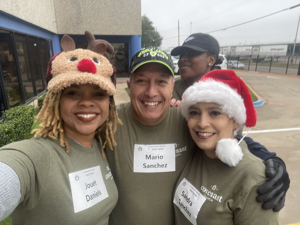 JouetDaniels's tweet photo. We served meals to hundreds today, two times over!! A Merry Christmas indeed! #Kindworx #WeWreTheChurch #CovenantChurch https://t.co/If5OpwFVBr