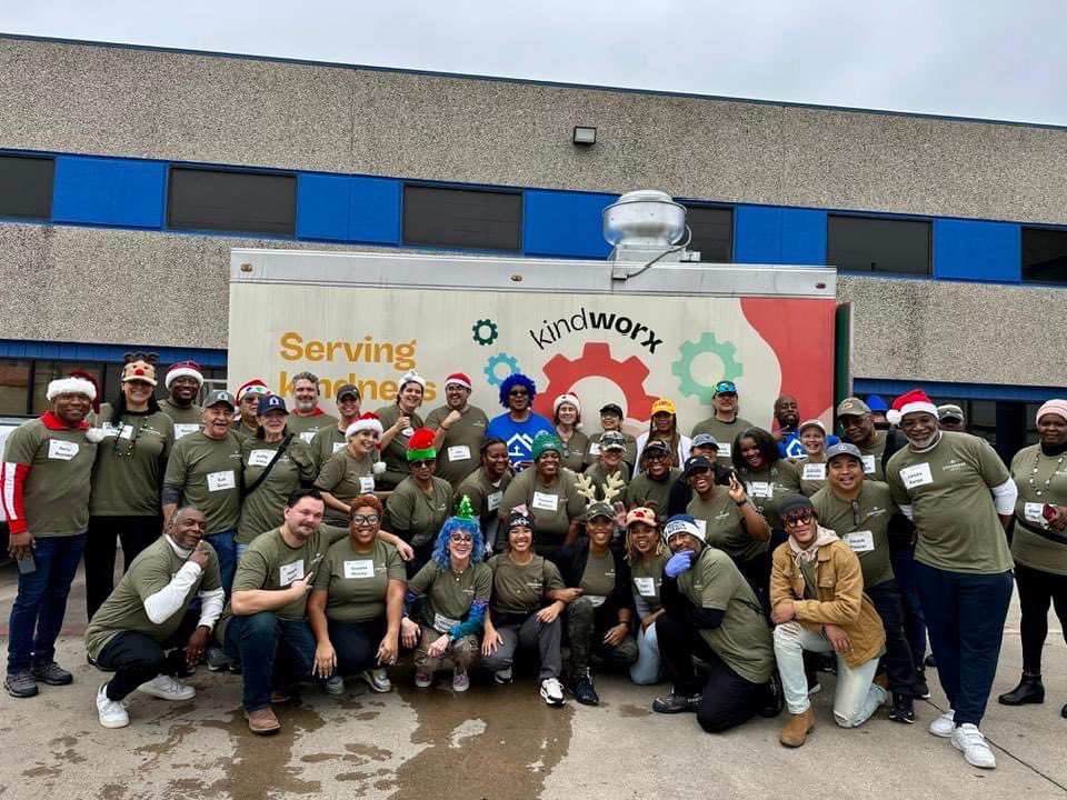JouetDaniels's tweet photo. We served meals to hundreds today, two times over!! A Merry Christmas indeed! #Kindworx #WeWreTheChurch #CovenantChurch https://t.co/If5OpwFVBr