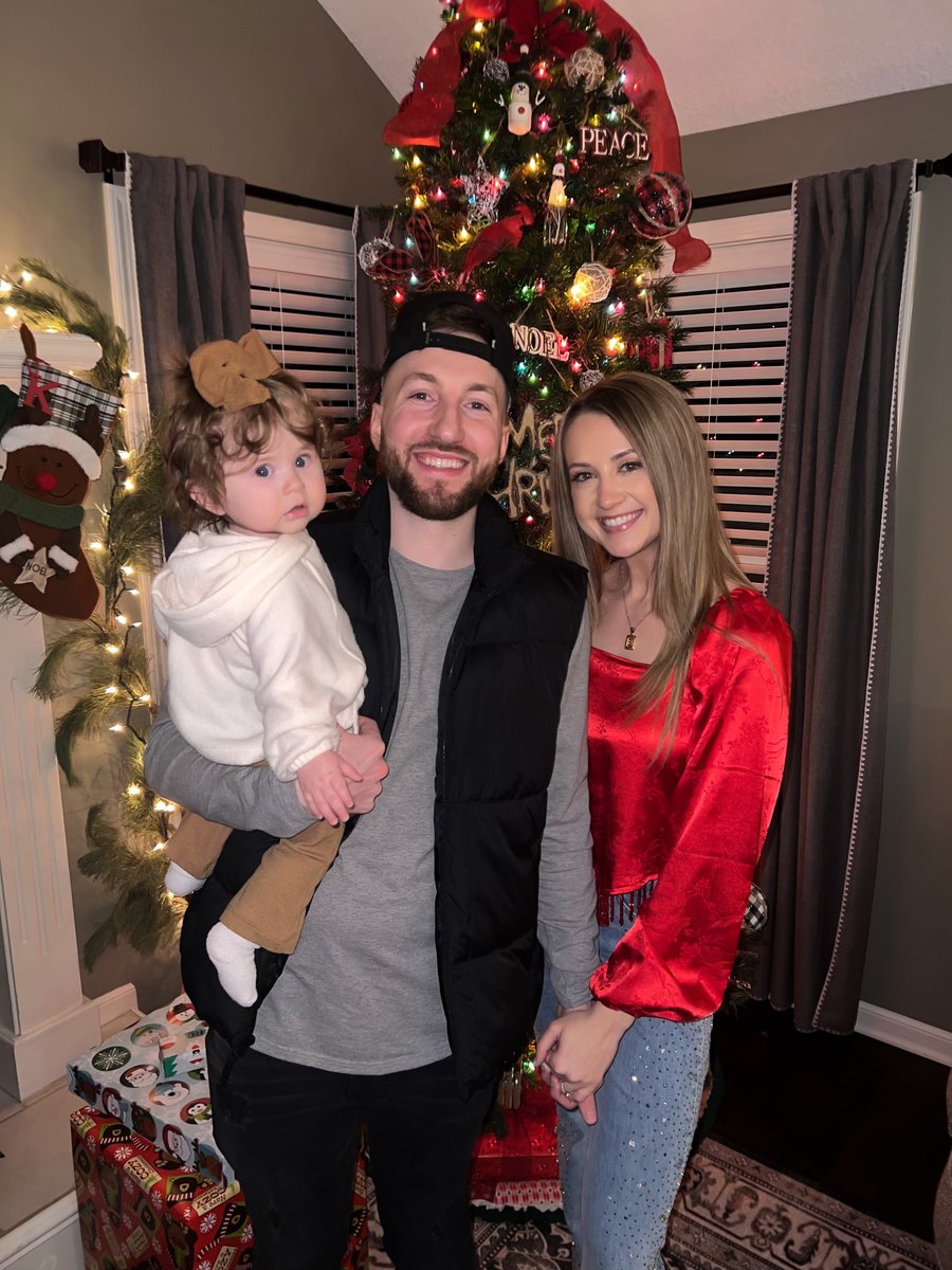 Slacked's tweet photo. Kempers first Christmas. Family over everything ❤️ https://t.co/pKU28HCyRo