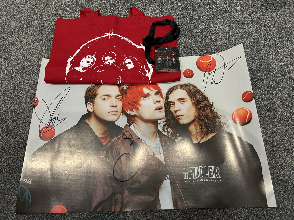 LouiseMelissa22's tweet image. POST TOUR GIVEAWAY TIME 

• signed poster 
• lanyard 
• vip tote bag 

Like and retweet this tweet to enter. Ends 30th Dec. 

Good luck!