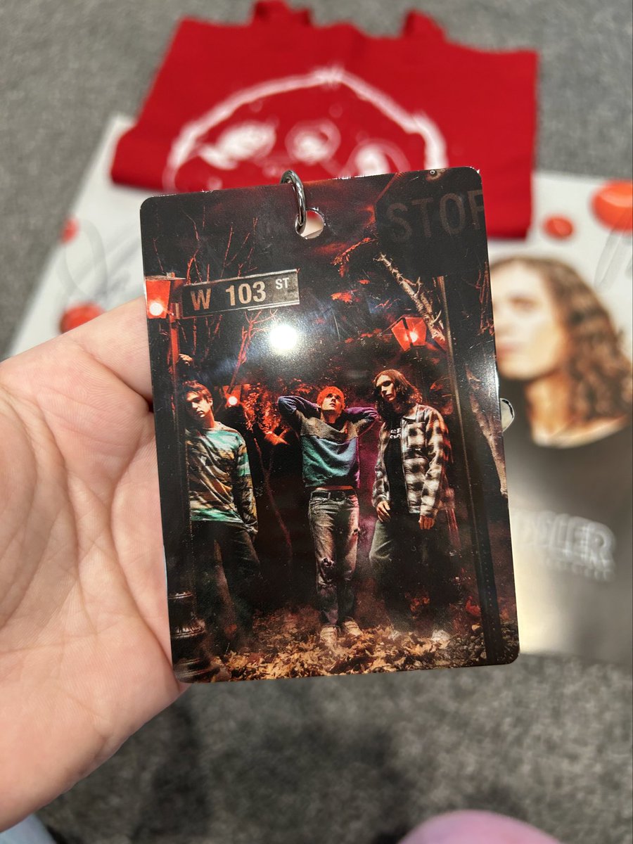 LouiseMelissa22's tweet image. POST TOUR GIVEAWAY TIME 

• signed poster 
• lanyard 
• vip tote bag 

Like and retweet this tweet to enter. Ends 30th Dec. 

Good luck!