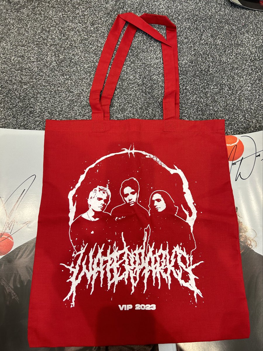 LouiseMelissa22's tweet image. POST TOUR GIVEAWAY TIME 

• signed poster 
• lanyard 
• vip tote bag 

Like and retweet this tweet to enter. Ends 30th Dec. 

Good luck!