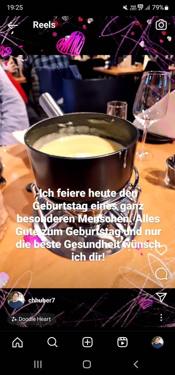 Geschenke gibts heute hoffentlich nur neben dem Eis: Nur das Allerbeste zum Geburtstag, liebe #Gotteron-Fanlegende @MatthiasEngel09! Das Fondue war grossartig! Auf dem Eis heisst es aber auch im letzten Heimspiel: Hopp ZSC! 💙🤍❤️ #deZischmeh #mirsindzüri #zsclions #zschcfg