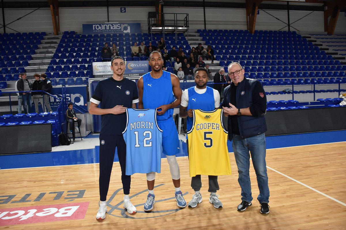ChoraleRoanne's tweet photo. Mate un peu ça @LNBofficiel 👀
On a vécu une soirée folle à Vacheresse 🔥
La remise des maillots #ASG2023 c'était grandiose ✨
Merci pour tant d'honneurs il fallait pas 🙏
📷 Georges Burellier
#ChoraleNation https://t.co/xho14niLbg