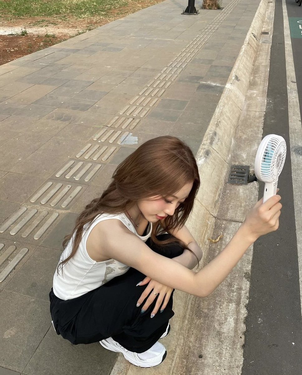 billlie pics tweet media