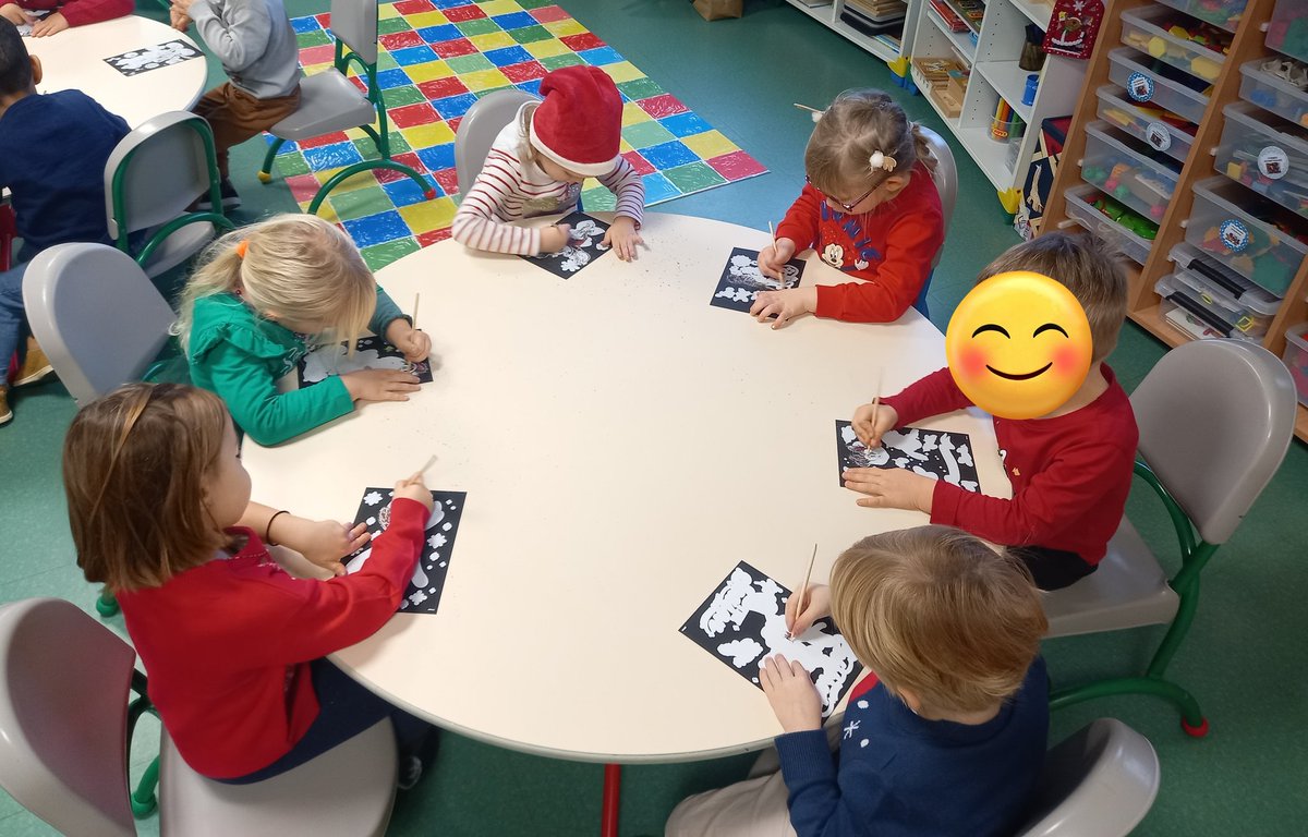Finir cette dernière journée d'école 2023 avec une ambiance de #Christmas : carte de Noël, bal de #Noel , chasse au trésor (duo ms/gs) et dégustation de la bûche de Noël. Plein d'étoiles dans les yeux de mes élèves 
#school