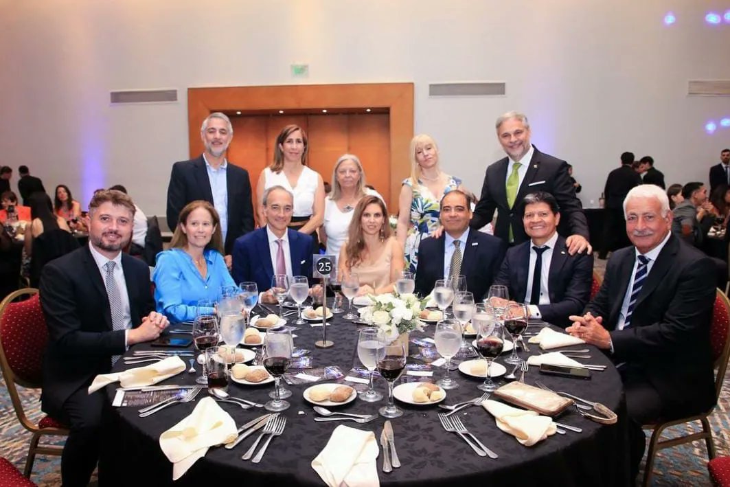 AIEPA_AIEPBA's tweet photo. Durante la apertura de la Cena de AIEPBA, la Presidente de la entidad Marina Bermúdez planteó en las palabras inaugurales los logros alcanzados por la asociación durante este año y recordó a las escuelas que lamentablemente no pudieron sostener su proyecto educativo. https://t.co/ZEkY2NwYjn