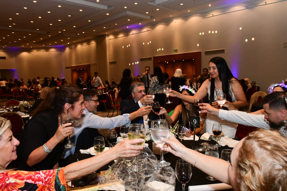 AIEPA_AIEPBA's tweet photo. Durante la apertura de la Cena de AIEPBA, la Presidente de la entidad Marina Bermúdez planteó en las palabras inaugurales los logros alcanzados por la asociación durante este año y recordó a las escuelas que lamentablemente no pudieron sostener su proyecto educativo. https://t.co/ZEkY2NwYjn