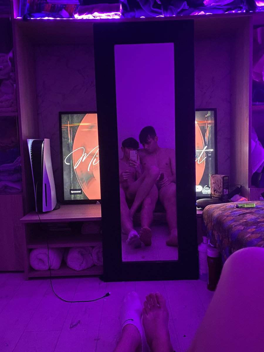 RT IF U WOULD SUCK US;)