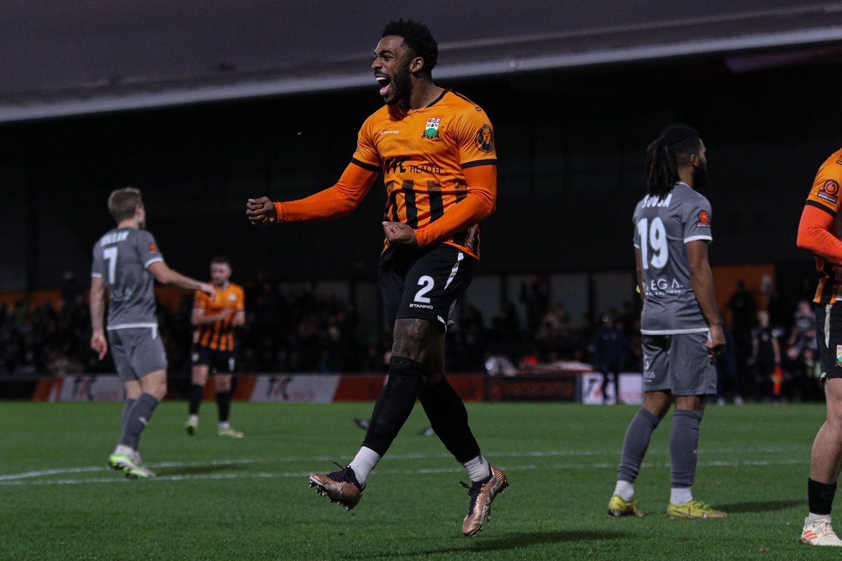 BarnetFC's tweet photo. What a return for RHJ 🔥

#BarnetFC🐝 https://t.co/SAU61cynX8