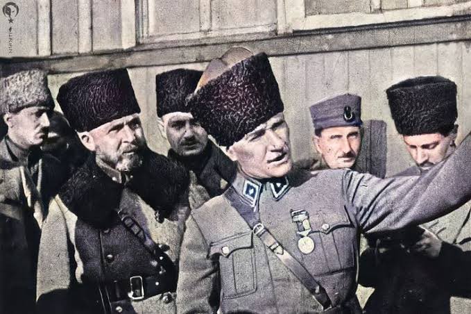 FiiTarih's tweet photo. Atatürk yaşasaydı,

Onun meclisinde bir teröristi kahraman ilan edecek adamın ertesi gün selası okunurdu. 

Bu yapılan demokrasi değil güpegündüz terörü normalleştirmek. 

Sıvasız evlerde büyüyen fakir Türk halkı bir bir şehit olurken mecliste her hafta farklı terörist övülüyor. https://t.co/hqH3pHe9Y5
