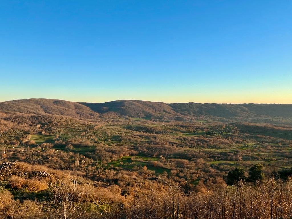 Cando te achegas a Trebejo e o val das Ellas -o territorio de fala galega do norte de Cáceres- a paisaxe tórnase fermosa ao solpor. Irrompen as carballeiras e a abandonada fortaleza de Trebejo domina o horizonte. 

Non sabía a extraordinaria historia que me atoparía aí.