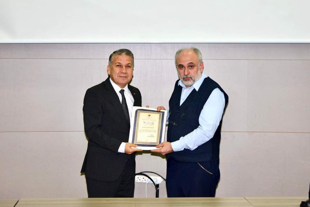 omerozbilen1's tweet photo. Prof. Dr. İhsan Fazlıoğlu: "Tarih hem ibret'tir, hem kuvvet..."

Mersin Üniversitemizin ev sahipliğinde, Rektörümüz Prof. Dr. Erol Yaşar Hocamızın teşrifleriyle, Eğitim-Bir-Sen Mersin Şubelerimiz ve İlahiyat Fakültemizin ortaklaşa düzenlediği Prof. Dr. @ihsanfazlioglu ile Gazze'den Sonra Hangi Öyküye Öyküneceğiz Konferansımıza katılımın sağlayan tüm gönül dostlarımıza en kalbi şükranlarımızı sunar, İhsan Hocamıza yoğun programlarına rağmen bizleri kırmayıp vakit ayırdığı için çok teşekkür ederiz.
@EgitimBirSen @EbsMersin