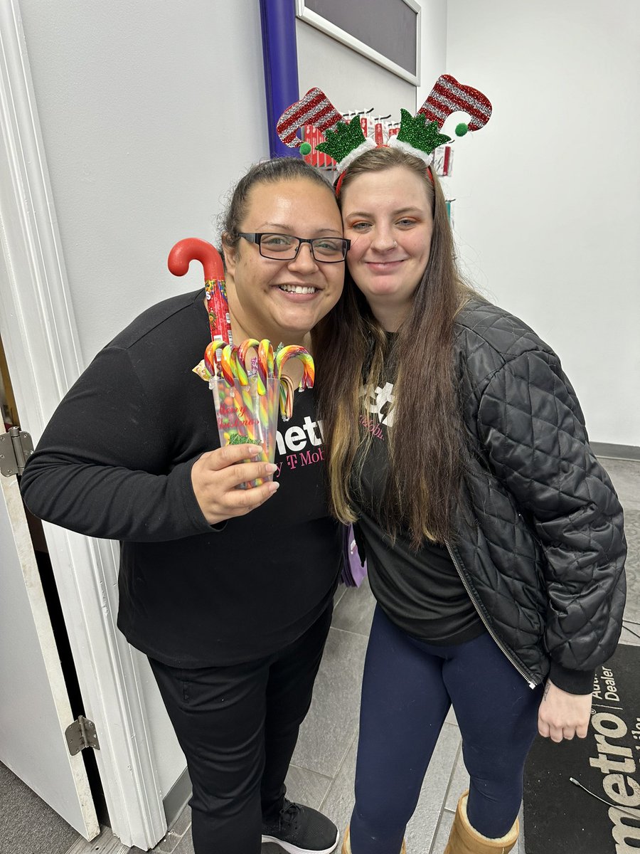Dropping off some holiday sugar to the powerhouse team at 590 Columbia in Battle Creek 💜They have been delivering a world class customer experience all morning and finally got a break to smile for a pic! @KHibMagenta <a href="/WinstonAwadzi/">Winston Awadzi</a> <a href="/thayesnet/">Terry Hayes</a>