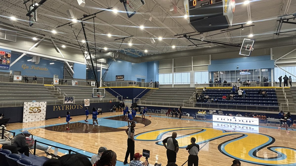 Blacintosh004's tweet photo. Soaking in hoops all day #SOSfoundation @atown580 https://t.co/ou6v67BZLy