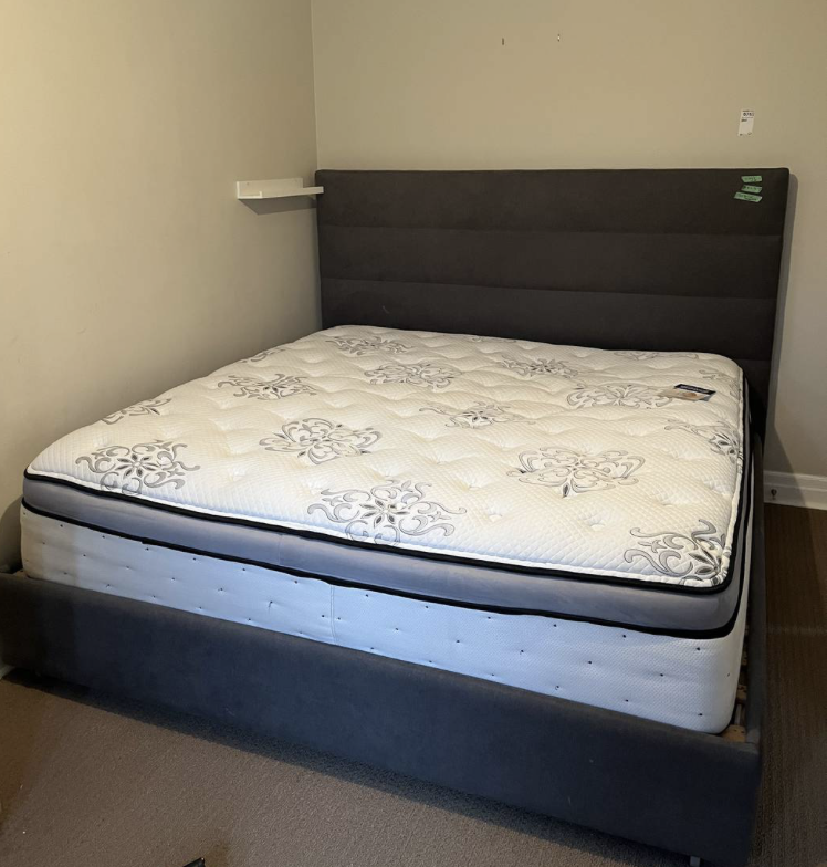 JenMason99's tweet photo. Looking for a way to spend your Xmas money or moving, check out my auction, open until Dec 26th @ 8pm, pick up on Dec 28th in Toronto beaches. Computers, iPad, paddle boards, Kayak, freezer, beds, artwork and more! Check out the link: https://t.co/yR33ebvuAC https://t.co/4V1rz11pXQ