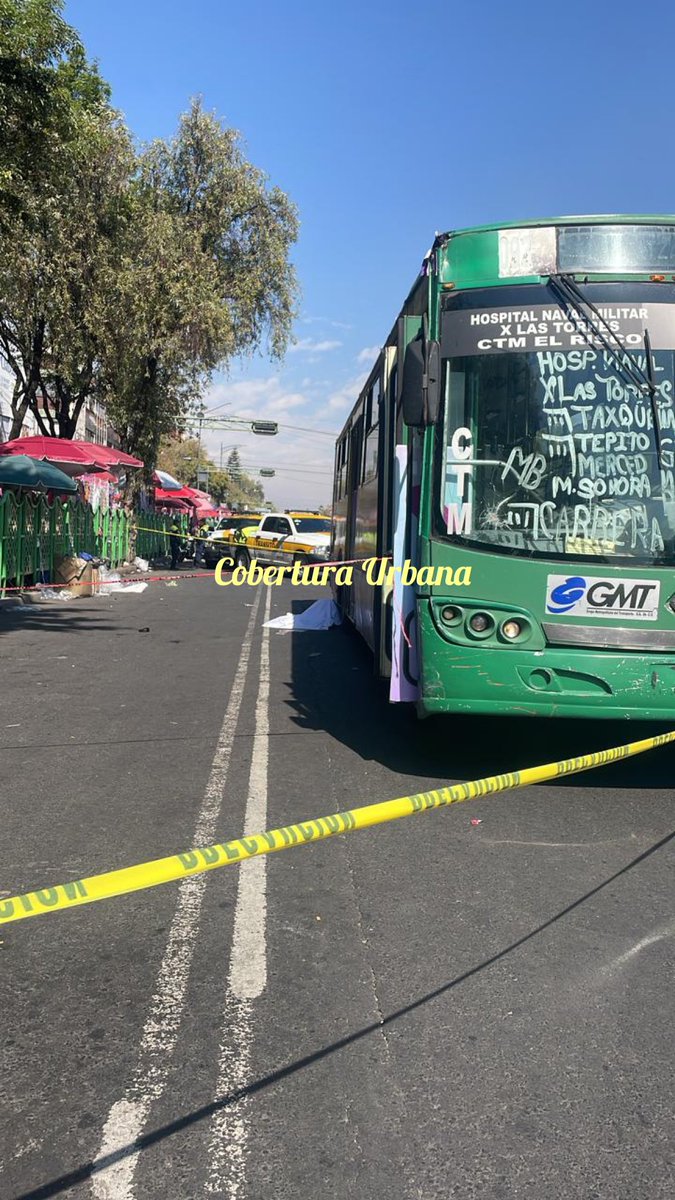 isidrocorro's tweet photo. ⚠️Este mediodía⚠️: Una mujer de 50 años de edad murió atropellada por un camión del transporte público en la esquina del Anillo Circunvalación y la calle de Mixcalco en la zona centro de la #CDMX. La policía acordonó el lugar en espera del ministerio público. El chofer de la pesada unidad fue detenido por las autoridades.