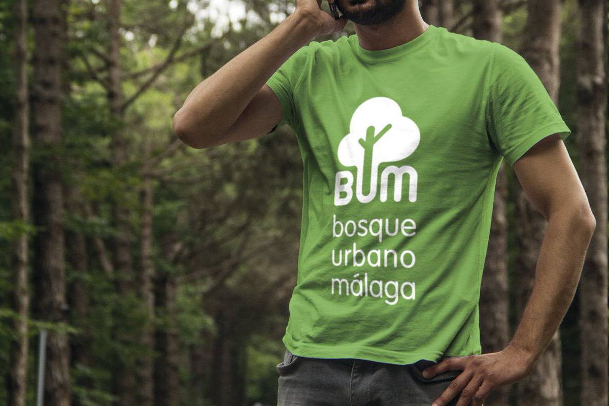 ¿No os parece que la camiseta de <a href="/BosqueUrbanoMA/">Bosque Urbano Málaga</a> es un precioso regalo para estas fiestas? 😊 ¡Tenemos de todas las tallas! Podéis haceros con ella en el local de <a href="/merkaetico/">MerkaéticoElCenacho</a> 👉🏼 C/ Reboul, 36. Cruz de Humilladero. ☎️ 951211542. ¡También tenemos bolsas de tela! #YoQuieroBUM 💚🌳