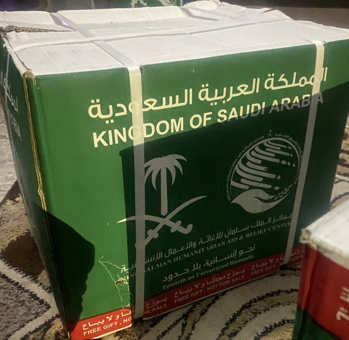 Designer_Mai24's tweet image. وصلتنا هالكرتونة من ضمن المساعدات ل غزة ، من ريحة حبايبنا وأهلنا في السعودية ❤️🩹
بغض النظر عن الوضع وعن القصف وعن كل حاجة بتصير فينا ومدى الوضع السيء الي وصلنالو بس انبسطت لما شفتها ، عشان اغلب معارفي وناسي من اهل السعودية فـ حسيت بالونس جداً ❤️🩹