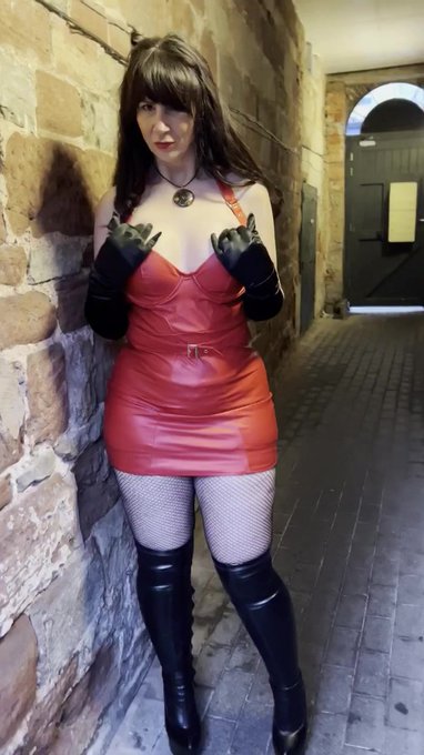 My new video is really hot! Check it out!  https://t.co/003dfo5moh https://t.co/Hvj0hd1lpF