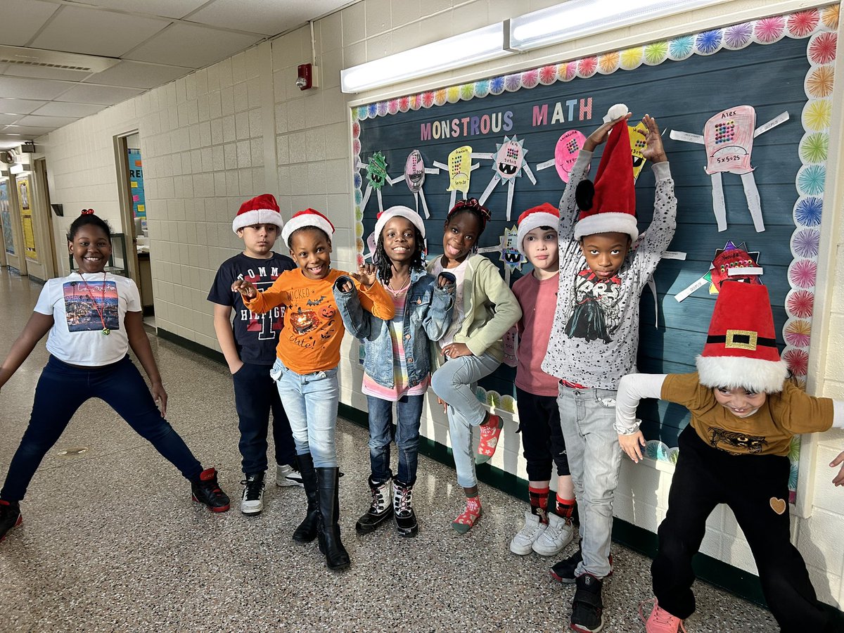 LSabinsky's tweet photo. Happy Holidays from my class to yours ❄️☃️💙 https://t.co/gOOMl46gsy