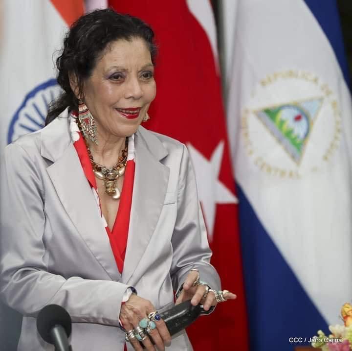 Vicepresidenta de Nicaragua Rosario Murillo envía mensaje a las familias, respecto al lamentable accidente ocurrido la mañana de este sábado 23 de diciembre entre el Municipio de Waslala y Rancho Grande. “Conmovidos por la trágica noticia que nos llegó este día, 70 personas