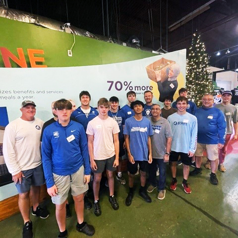 JesuitTampaFL's tweet photo. The Dads' Club's monthly father-son service outing to Feeding Tampa Bay earlier this month sorted 10,264 pounds of food, helping to provide 8,553 meals!

#AMDG #MenforOthers @FeedingTampaBay https://t.co/qtcWEmRL12
