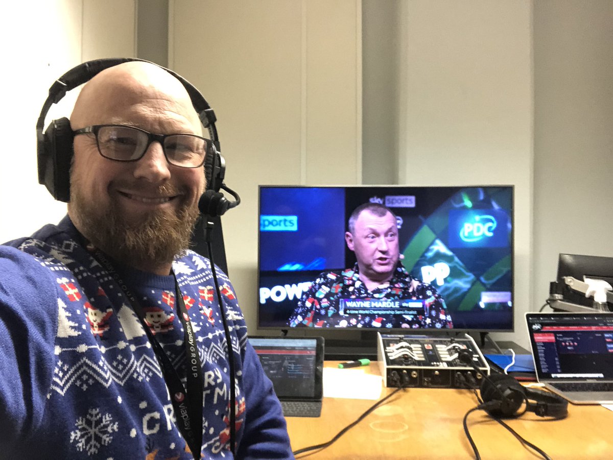 Wayne Mardle og jeg har koordineret tøj til aften 😅🎄🎅🏻 til de sidste kampe i 2. runde. 
Derefter holder vi julepause. Men heldigvis er der Dart igen den 27. 
Vi tager de sidste 4 pladser i 3. runde 🎯❤️