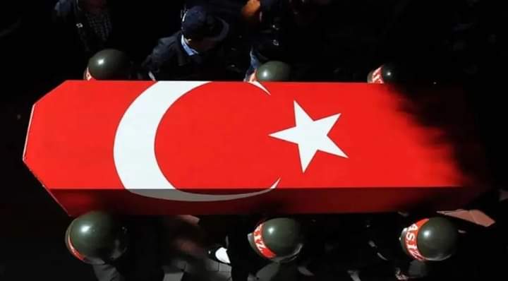 Başın sağ olsun ifadesi hep ilginç gelmiştir giden gitti ama sen sağsın diyen, acıyı hafifletmeyen bir ifade. Bugün öğrendim ki; baş kelimesi Anadolu Türkçesinde “ yara ” demekmiş, sağ olsun da sağalsın’ın dönüşmüş hali yani yaran iyileşsin demekmiş."
YARAN İYİLEŞSİN TÜRKİYEM.