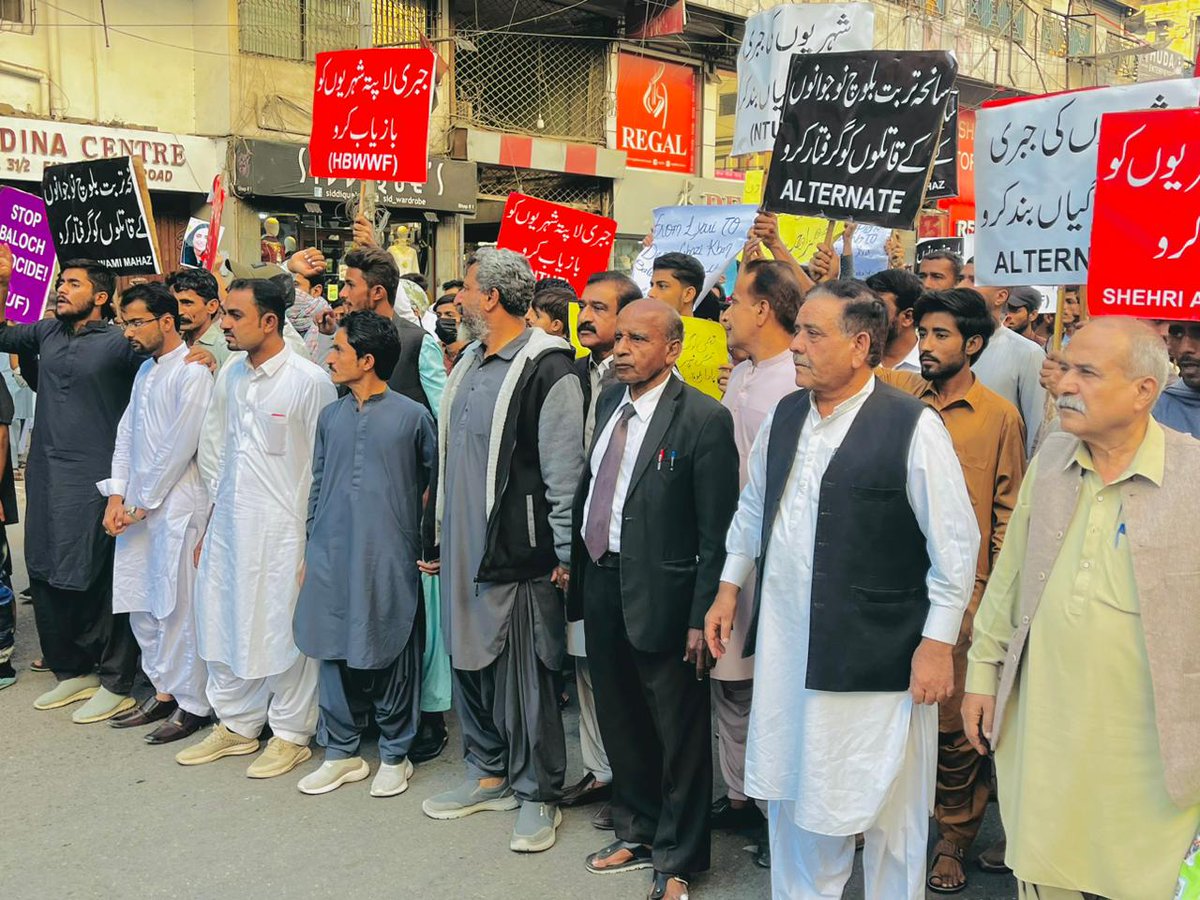 بی ایس او کے مرکزی چئیرمین بالاچ قادر اور سابق مرکزی کمیٹی کے رکن کریم شمبے بلوچ کی کراچی میں شہید بالاچ مولابخش بلوچ اور لاپتہ افراد کے لواحقین کے لانگ مارچ پر ظلم و تشدد کے خلاف احتجاجی ریلی میں شرکت۔ <a href="/ChairmanBSO_/">Balach Qadir</a> <a href="/BalochShambay/">Kareem Shambay Baloch</a> <a href="/Ashraf_Baluch/">Ashraf Baloch</a> <a href="/Adii_Baloch/">Adil Baloch</a> <a href="/BSO__Official/">Baloch Students Organization</a>