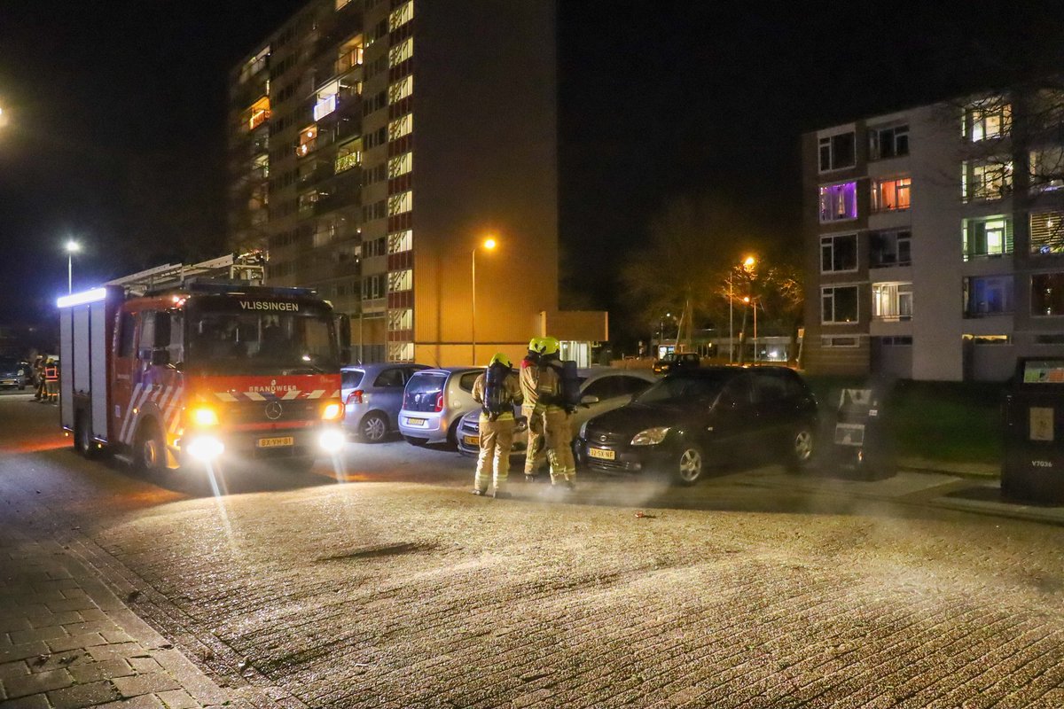 JeltePoppe's tweet photo. #Vlissingen #Lieftinckstraat; klein brandje in een ondergrondse afvalcontainer. Brandweer heeft de container vol laten lopen met water. Ook de politie kwam even polshoogte nemen bij het brandje. https://t.co/liNtX9ruqs