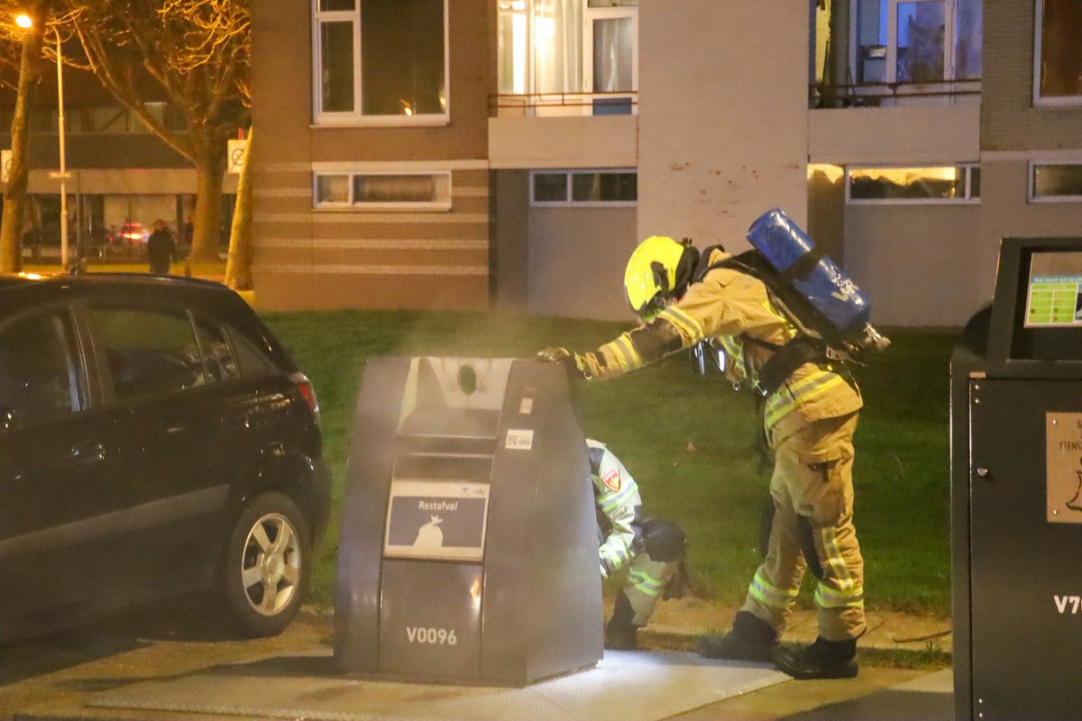 JeltePoppe's tweet photo. #Vlissingen #Lieftinckstraat; klein brandje in een ondergrondse afvalcontainer. Brandweer heeft de container vol laten lopen met water. Ook de politie kwam even polshoogte nemen bij het brandje. https://t.co/liNtX9ruqs