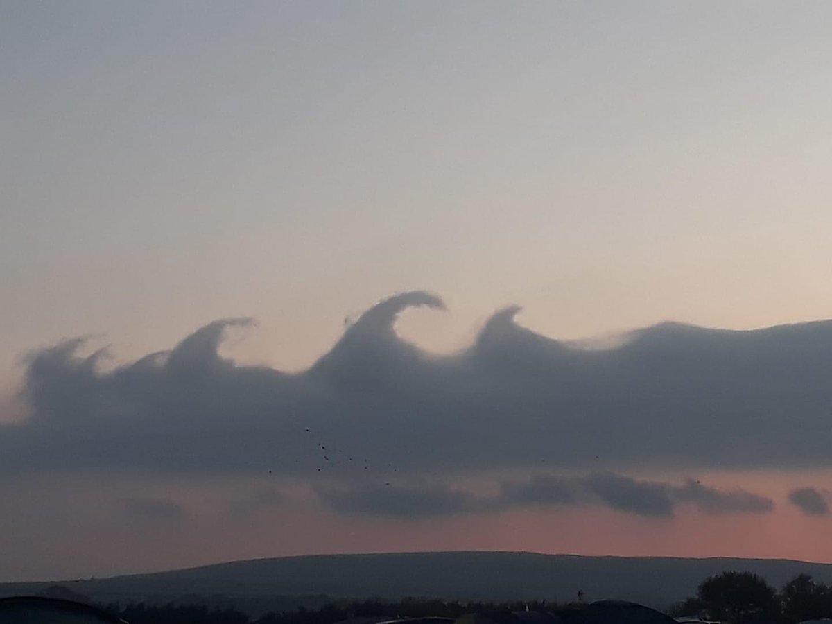 flecam77's tweet photo. @Rainmaker1973 A photo I took a couple of summers ago of similar clouds taken over Cefn Bryn , Gower Peninsula, Wales 🏴󠁧󠁢󠁷󠁬󠁳󠁿. https://t.co/ndxyHmhUSU