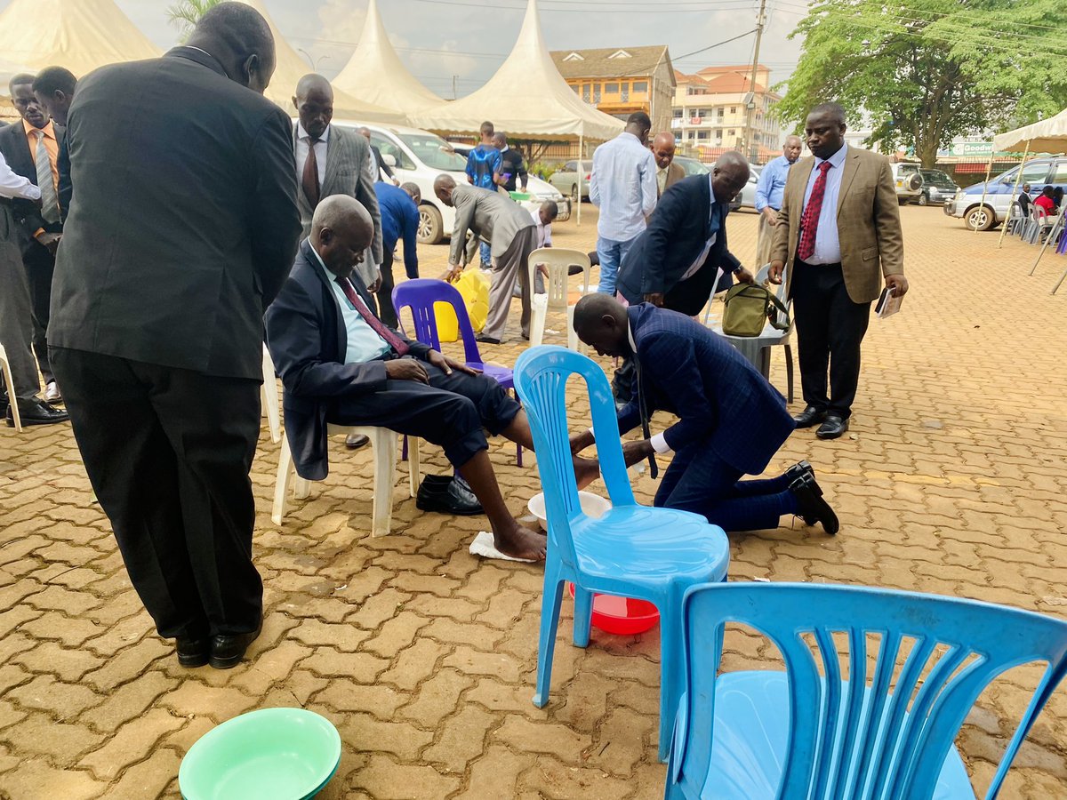 #Humility. President of the Central Uganda Conference.. #FootWashing #HolyCommunion Following the example of the King Jesus 🤲 :: Pr. Samuel Kajoba