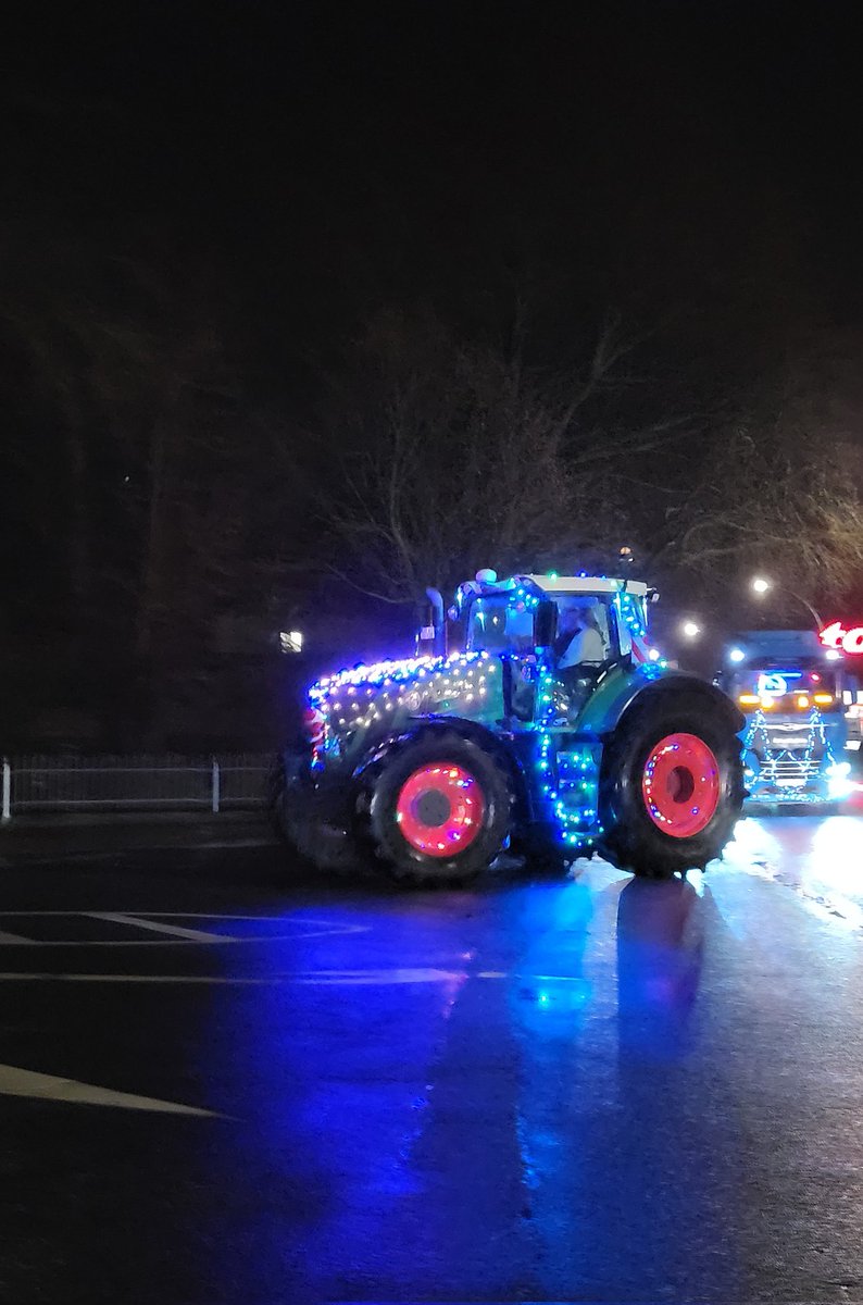 Waren Lichterwagen schauen. 
Für die Kinderkrebshilfe wurde gespendet. 

Einmal Jr durchlüften, ein bisschen Hormone laufen lassen. 

War schön (im LKW dahinter fuhr mein Schwager 😊)