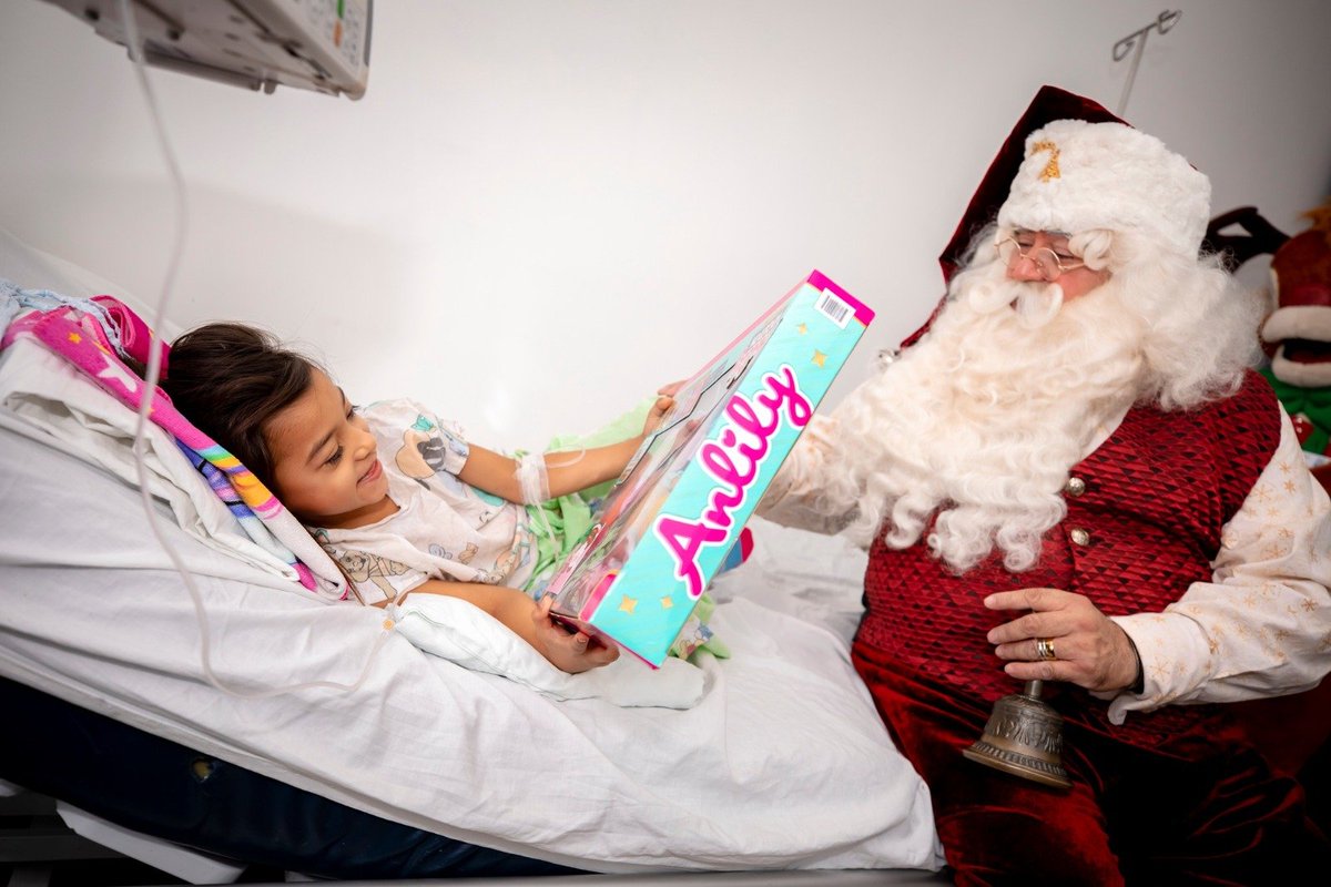 La Primera Dama de la República, Gabriela de Bukele, destaca que los niños del Hogar San Vicente de Paúl y diferentes hospitales del país recibieron la visita de Santa y sus elfos.