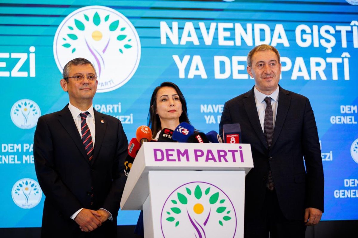 Dep, Dtp, Bdp, Hdp, Dem…
Sizde adları değişse de bizde tek ismi PKK, sizde gülümseme uyandırsa da teröristin bizde tek duygusu intikam ateşidir. Toprağa düşen her vatan evladının hesabı sorulacak.
Hesaplaşmadan 
Helalleşmeyeceğiz..